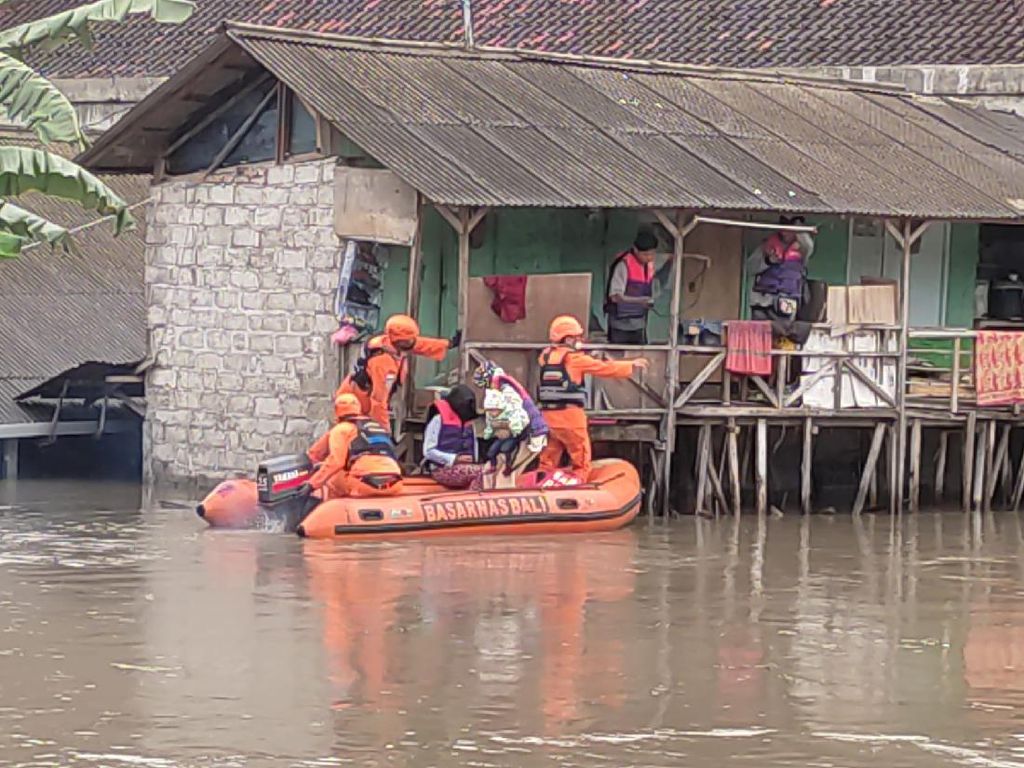 Dramatis Evakuasi Bayi dari Rumah di Kuta Terdampak Banjir Setinggi Atap
