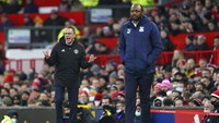 Rangnick beberapa kali memberi instruksi kepada para pemain MU, yang tampil dengan pressing garis tinggi intens -- terutama di babak pertama. (Foto: AP/Jon Super)
