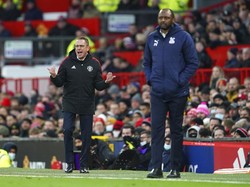 Rangnick beberapa kali memberi instruksi kepada para pemain MU, yang tampil dengan pressing garis tinggi intens -- terutama di babak pertama. (Foto: AP/Jon Super)