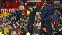 Ralf Rangnick tampak girang di tepi lapangan. MU mengakhiri laga itu dengan kemenangan 1-0 atas Palace. (Foto: AP/Jon Super)