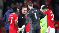 Rangnick tersenyum di tengah-tengah pemain MU, yang bukan cuma berhasil meraih tiga angka tapi juga membuat clean sheet di kandang sendiri. (Foto: Getty Images/Jan Kruger)