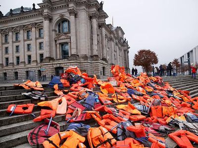 Ratusan Pelampung Terhampar di Jalanan Berlin, Ada Apa?