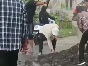 Aksi Risma Kais Batu Saat Kunjungi Pengungsi Semeru Jadi Sorotan