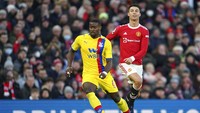 Eks akademi Chelsea yang musim lalu main di Crystal Palace, Marc Guehi turut masuk dalam daftar incaran MU. Guehi masih berusia 23 tahun (AP)