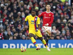 MU di bawah arahan Rangnick, memang main dengan pressing garis tinggi. Di babak pertama, intensitasnya pun luar biasa. CR7 juga harus terus bergerak. (Foto: AP/Jon Super)