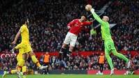 Sayang buat MU, bola belum tepat menuju arah kepala CR7 yang dikenal cukup jago di udara. (Foto: Getty Images/Alex Livesey)
