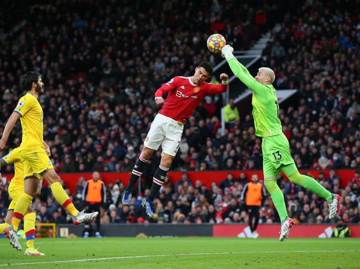 MANCHESTER, ENGLAND - DECEMBER 05: Cristiano Ronaldo of Manchester United competes for a ball in the air against Vicente Guaita of Crystal Palace during the Premier League match between Manchester United and Crystal Palace at Old Trafford on December 05, 2021 in Manchester, England. (Photo by Alex Livesey/Getty Images)