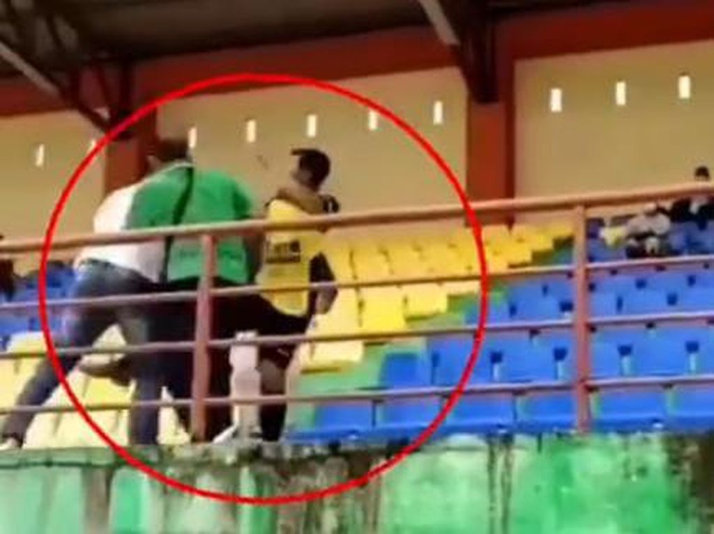 Viral Eks Pemain Timnas Tendang Penonton Saat Liga 3, Polisi: Sudah Berdamai Viral Eks Pemain Timnas Tendang Penonton Saat Liga 3, Polisi: Sudah Berdamai