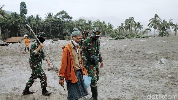 Semeru Bergemuruh, Tim SAR Evakuasi Warga yang Nekat Pulang