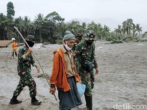 Semeru Bergemuruh, Tim SAR Evakuasi Warga yang Nekat Pulang