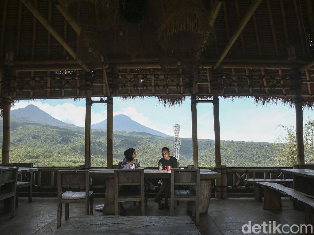 Sensasinya Tiada Dua, Begini Asyiknya Ngopi di Atas Awan ala Bali