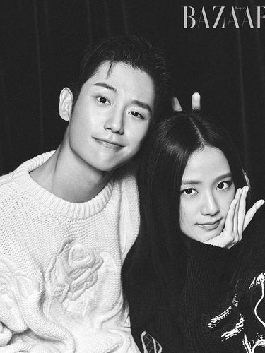 Seperti couple drakor pada umumnya, Jung Hae-in dan Jisoo Blackpink melakukan pemotretan berdua untuk promosi drama Korea yang dibintanginya. Snowdrop akan tayang di kanal JTBC dan Disney+ pada 18 Desember mendatang / foto: instagram.com/harperbazaarkorea