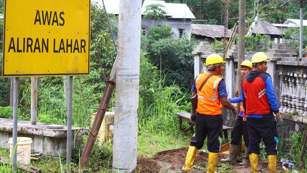 Terdampak Erupsi Semeru, Jaringan Listrik Mulai Dipulihkan