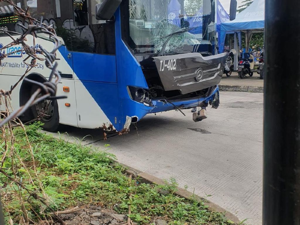 TransJakarta Kecelakaan Tabrak Tembok Halte di Tangerang, Ini 4 Faktanya