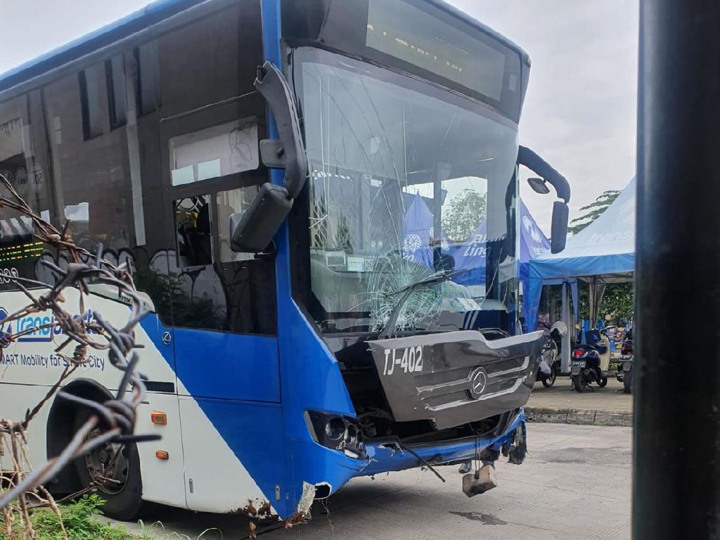 Kecelakaan Lagi, TransJ Tabrak Tembok di Halte Puri Beta Tangerang