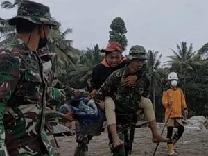 Terdengar Suara Gemuruh dari Semeru, Pengungsi yang Nekat Pulang Dievakuasi