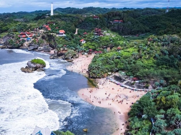 Wisata alam pantai di kawasan Gunung Kidul Yogyakarta (Foto: instagram/@hajar_prasetyo)