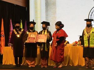 Momen Prilly Latuconsina Jadi Lulusan Terbaik saat Wisuda