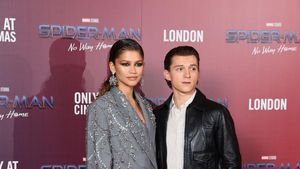7 Foto Zendaya dan Tom Holland Bertatapan Penuh Cinta Setelah Kepergok Ciuman