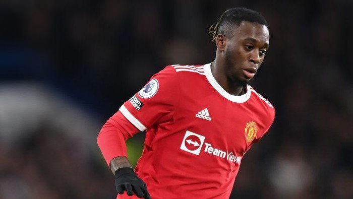 Aaron Wan-Bissaka LONDON, ENGLAND - NOVEMBER 28: Aaron Wan-Bissaka of Manchester United runs with the ball during the Premier League match between Chelsea and Manchester United at Stamford Bridge on November 28, 2021 in London, England. (Photo by Shaun Botterill/Getty Images )