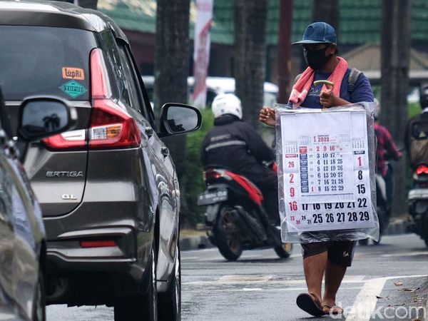 Akhir Tahun, Penjual Kalender 2022 Mulai Marak di Jakarta