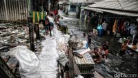 Tanggul Laut yang Bocor di Muara Baru, Jakarta Utara Jadi Arena Bermain