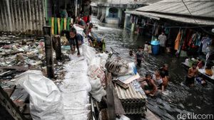 Tanggul Laut yang Bocor di Muara Baru, Jakarta Utara Jadi Arena Bermain