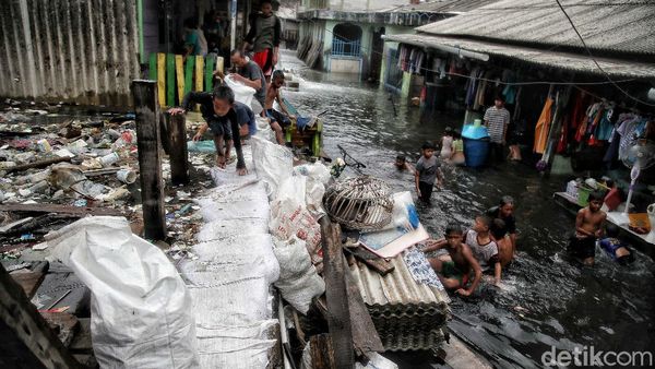 Tanggul Laut yang Bocor di Muara Baru, Jakarta Utara Jadi Arena Bermain