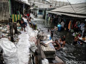 Tanggul Laut yang Bocor di Muara Baru, Jakarta Utara Jadi Arena Bermain
