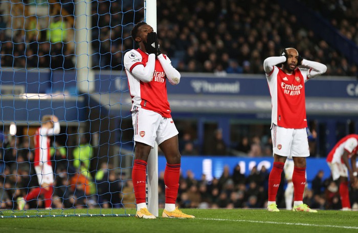 LIVERPOOL, ENGLAND - DECEMBER 06: Mikel Arteta, Manager of Arsenal looks on following defeat in the Premier League match between Everton and Arsenal at Goodison Park on December 06, 2021 in Liverpool, England. (Photo by Naomi Baker/Getty Images)