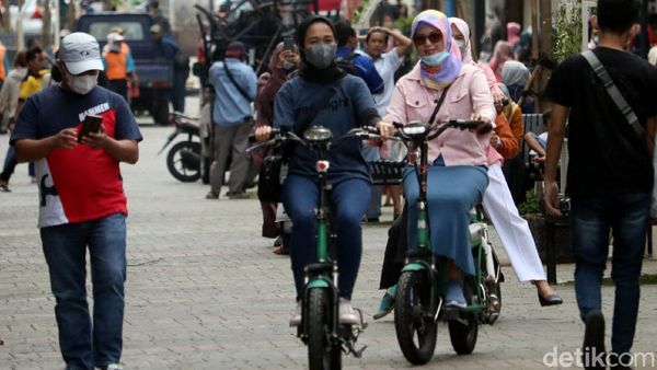 Asyiknya Jalan-jalan Naik Sepeda Listrik di Dalam Kaum Bandung