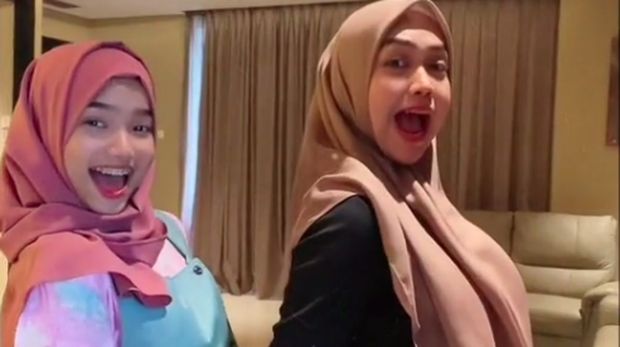 Bikin Salfok, Fuji Pakai Hijab saat TikTokan Bareng Ria Ricis