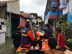 BPBD DKI Evakuasi Warga Terdampak Banjir Rob di Sunda Kelapa