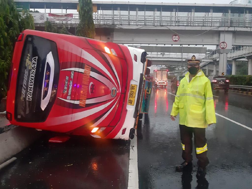 Sopir Mengantuk Diduga Jadi Penyebab Bus Terbalik di Tol Dalam Kota