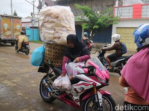 Tak Ada Lawan! Emak-emak Jualan Kerupuk Naik Motor Sport di Jepara