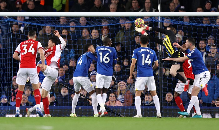 LIVERPOOL, ENGLAND - DECEMBER 06: Jordan Pickford of Everton makes a save during the Premier League match between Everton and Arsenal at Goodison Park on December 06, 2021 in Liverpool, England. (Photo by Naomi Baker/Getty Images)