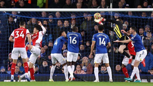 LIVERPOOL, ENGLAND - DECEMBER 06: Jordan Pickford of Everton makes a save during the Premier League match between Everton and Arsenal at Goodison Park on December 06, 2021 in Liverpool, England. (Photo by Naomi Baker/Getty Images)