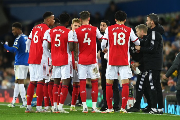 Everton vs Arsenal, Mikel Arteta LIVERPOOL, ENGLAND - DECEMBER 06: Mikel Arteta, Manager of Arsenal applauds the fans following defeat in the Premier League match between Everton and Arsenal at Goodison Park on December 06, 2021 in Liverpool, England. (Photo by Naomi Baker/Getty Images)