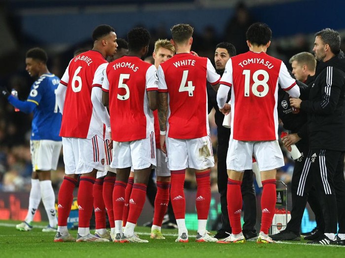 LIVERPOOL, ENGLAND - DECEMBER 06: Mikel Arteta, Manager of Arsenal applauds the fans following defeat in the Premier League match between Everton and Arsenal at Goodison Park on December 06, 2021 in Liverpool, England. (Photo by Naomi Baker/Getty Images)