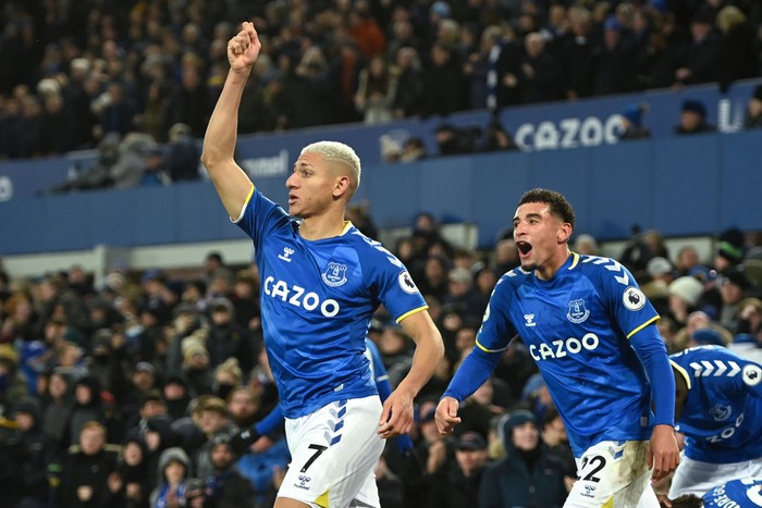 LIVERPOOL, ENGLAND - DECEMBER 06: Mikel Arteta, Manager of Arsenal applauds the fans following defeat in the Premier League match between Everton and Arsenal at Goodison Park on December 06, 2021 in Liverpool, England. (Photo by Naomi Baker/Getty Images)