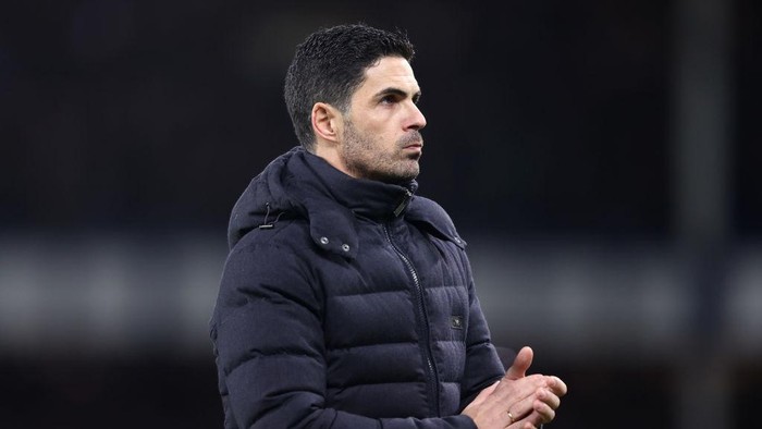 LIVERPOOL, ENGLAND - DECEMBER 06: Mikel Arteta, Manager of Arsenal applauds the fans following defeat in the Premier League match between Everton and Arsenal at Goodison Park on December 06, 2021 in Liverpool, England. (Photo by Naomi Baker/Getty Images)
