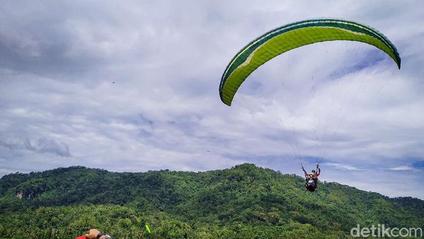Serunya Main Paralayang di Kulon Progo, Bisa Lihat Gunung dan Pantai