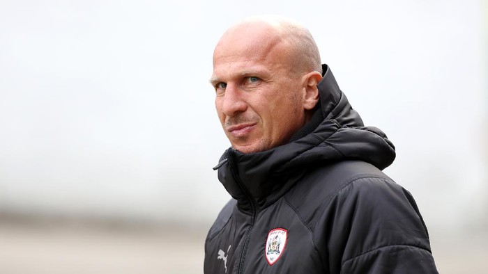 BARNSLEY, ENGLAND - SEPTEMBER 26: Gerhard Struber, manager of Barnsley looks on during the Sky Bet Championship match between Barnsley and Coventry City at Oakwell Stadium on September 26, 2020 in Barnsley, England. Sporting stadiums around the UK remain under strict restrictions due to the Coronavirus Pandemic as Government social distancing laws prohibit fans inside venues resulting in games being played behind closed doors. (Photo by George Wood/Getty Images)