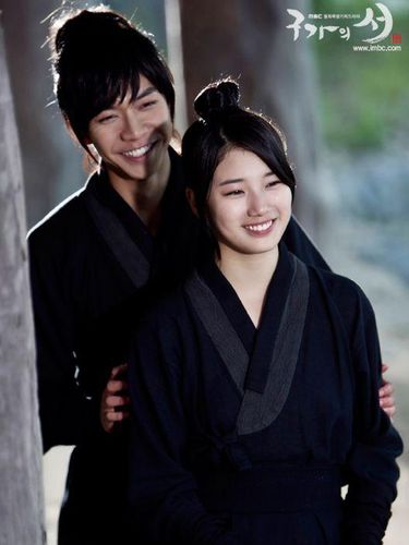 Suzy dan Lee Seung Gi di drama Gu Family Book