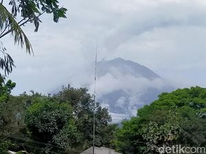 Cuaca di Gunung Semeru Terpantau Cerah