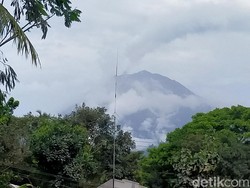 Cuaca di Gunung Semeru Terpantau Cerah