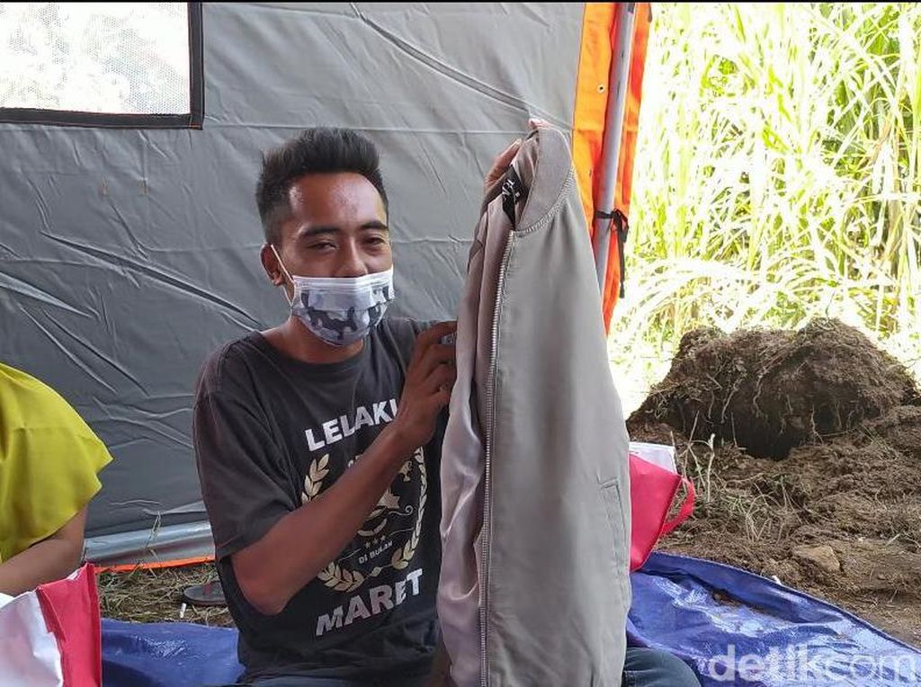 Jokowi Berikan Jaket yang Dipakai ke Korban Erupsi Gunung Semeru