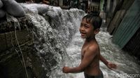 Wajah Ceria Anak-anak Warnai Banjir Rob di Muara Baru, Jakarta Utara