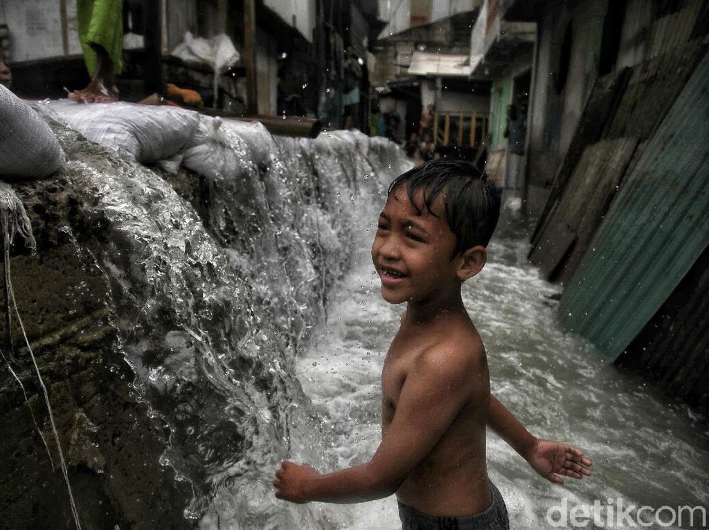 Wajah Ceria Anak-anak Warnai Banjir Rob di Muara Baru, Jakarta Utara