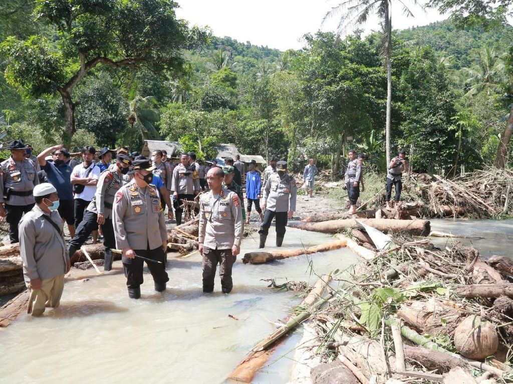 Kapolda NTB Tinjau Lokasi Banjir-Longsor di Lobar, Pastikan Korban Aman